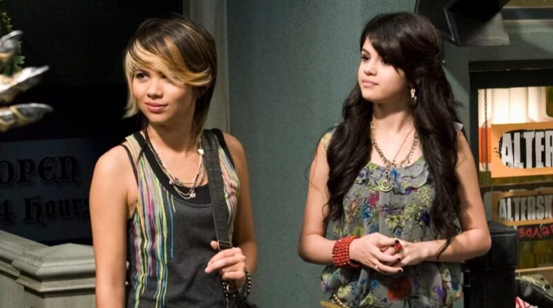 Stevie (left) and Alex (right) in Wizards of Waverly Place